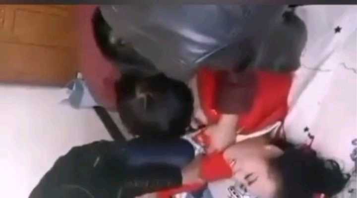 闹洞房，公公摸儿媳妇奶子，再不摸就没机会了