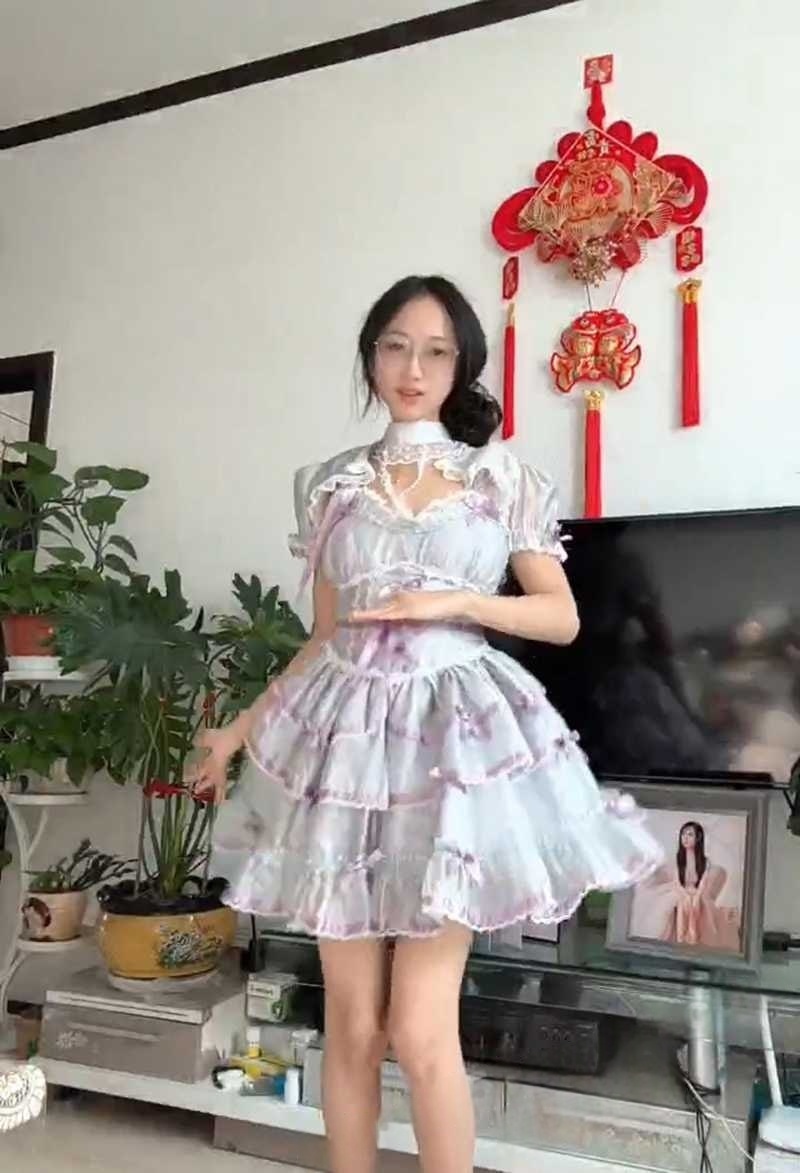 HLBDY抖音27W粉丝网红【温柔馨馨】约炮视频流出，直播时故意走光拍自慰福利视频，十个眼镜妹九个骚名不虚传！